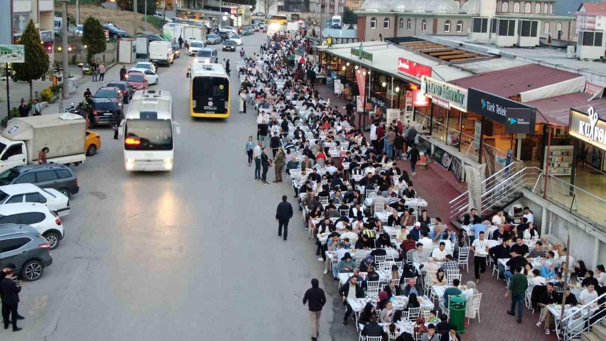 Karabük\'te Üniversite Öğrencileri İle Esnaflar İftar Yaptı