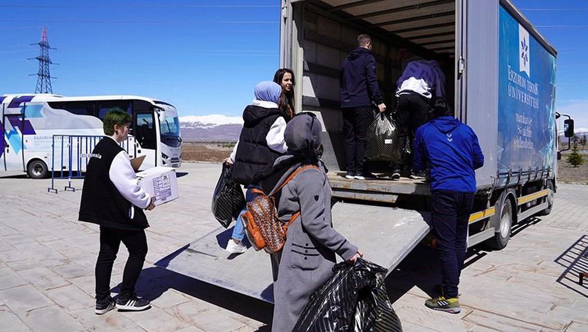 ETÜ\'lü öğrenciler ihtiyaç sahibi çocuklara kıyafet ve ayakkabı desteği sağladı