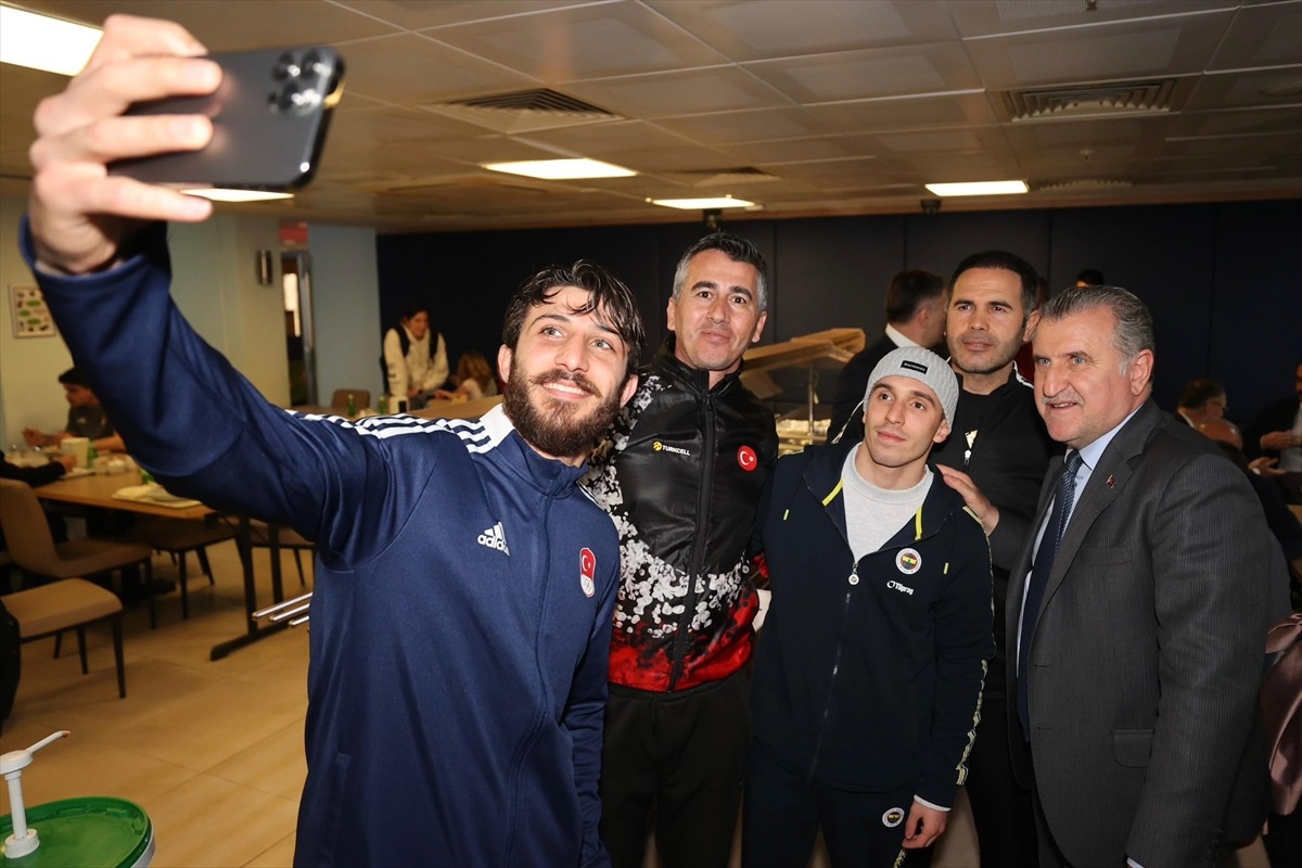 Gençlik ve Spor Bakanı Osman Aşkın Bak, Türkiye Olimpiyat Hazırlık Merkezi\'nde Sporcularla İftar Yaptı