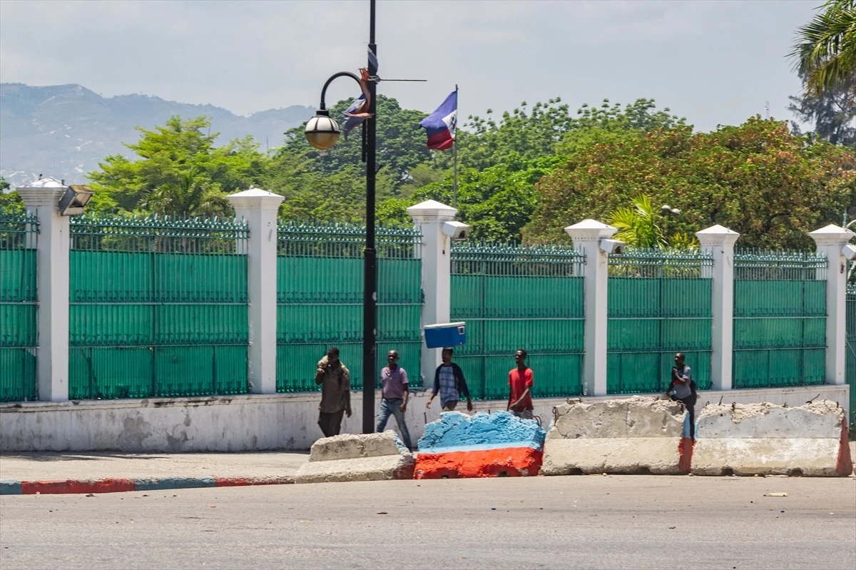 Haiti\'de Polis ve Çete Üyeleri Arasında Çatışma: Siviller Mahsur Kaldı