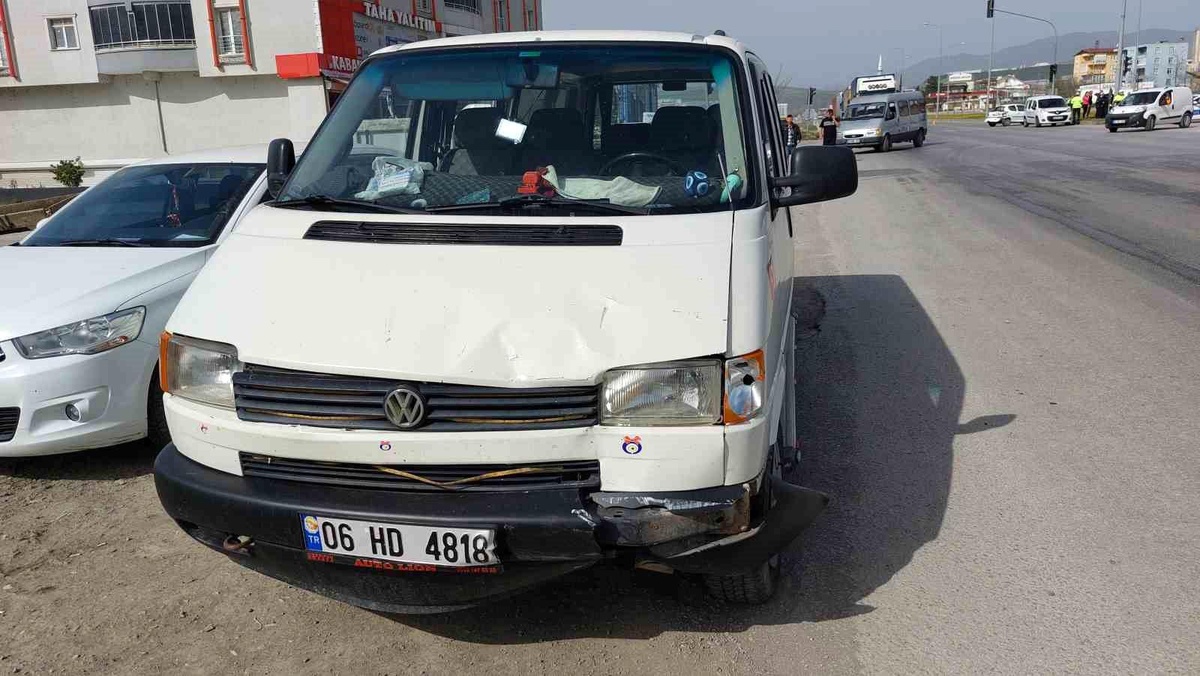 Samsun\'da panelvan aracın otomobile çarpması sonucu 4 kişi yaralandı