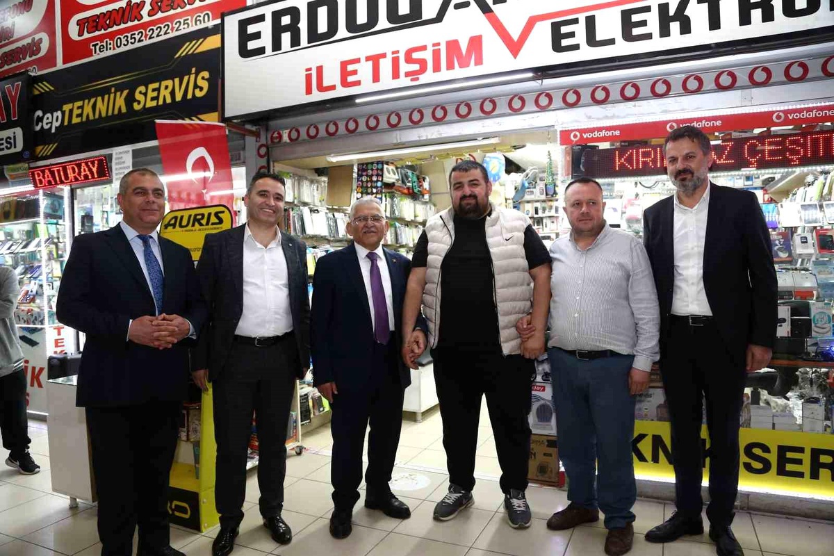 Başkan Büyükkılıç, Hunat Çarşısı\'nda esnafları ziyaret etti