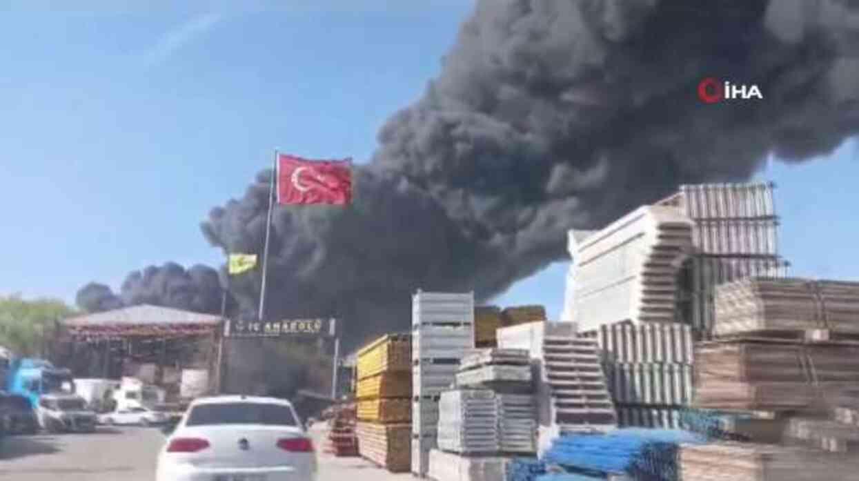 Hurdacılar Sitesi'nde çıkan yangın 3 iş yerine sıçradı