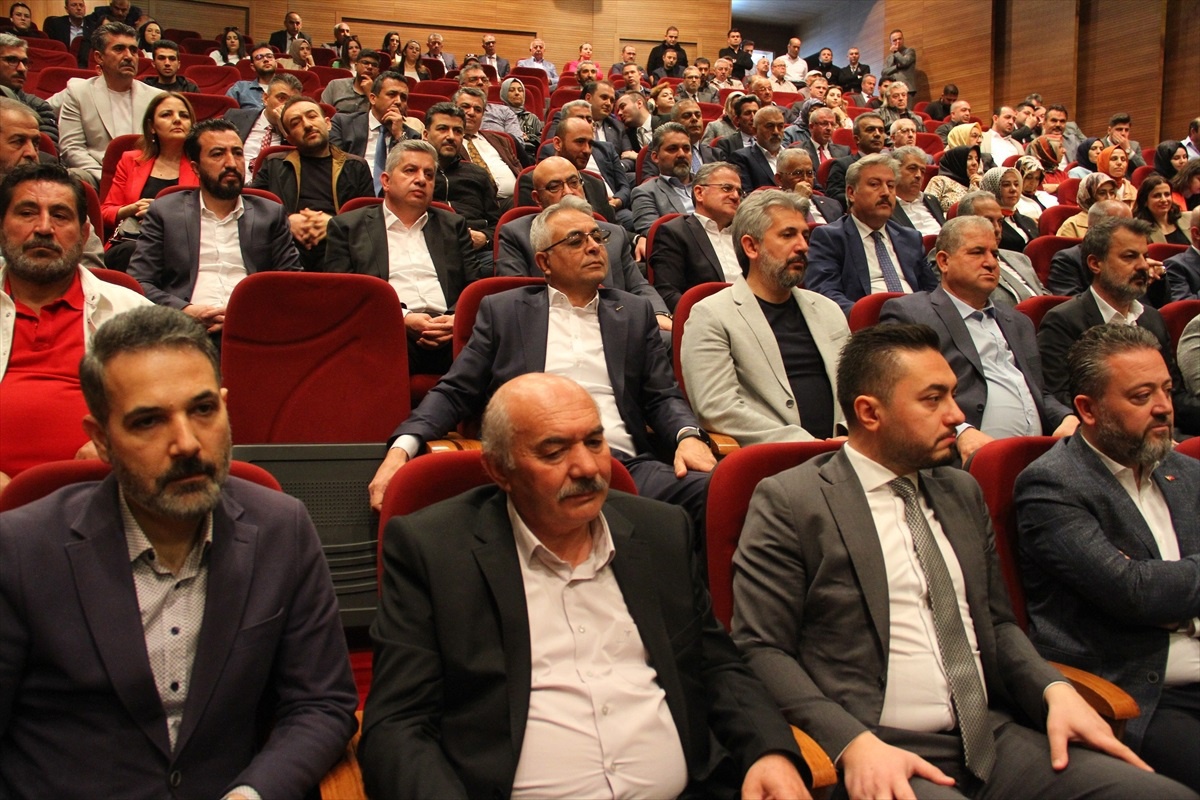 AK Parti\'den yeniden seçilen Cumhur İttifakı adayı Kayseri Büyükşehir Belediye Başkanı Memduh Büyükkılıç mazbatasını aldı