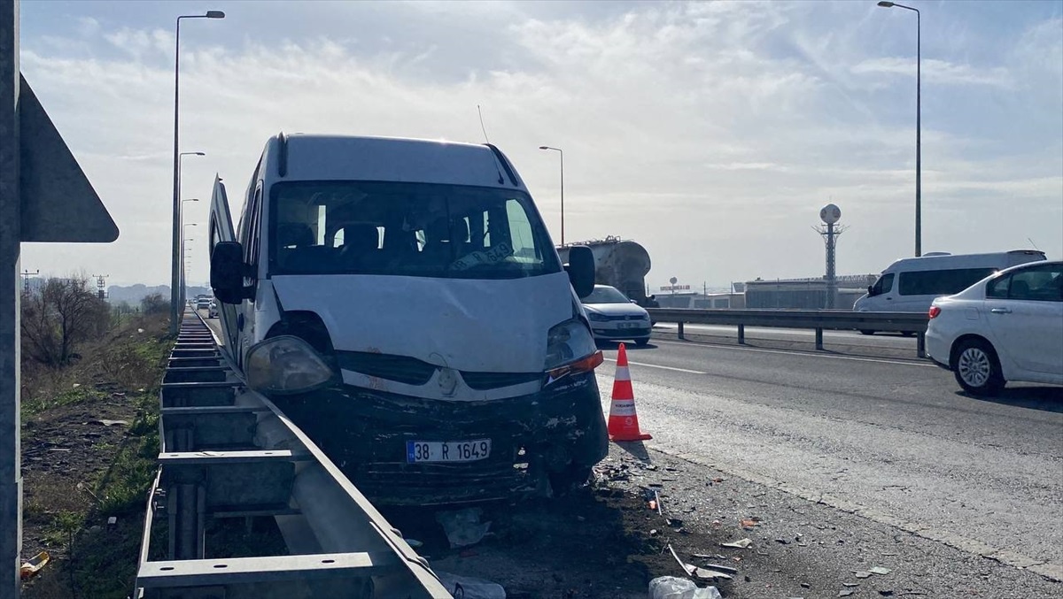 Kayseri\'de kamyon ve iki işçi servisinin karıştığı trafik kazasında 10 işçi yaralandı
