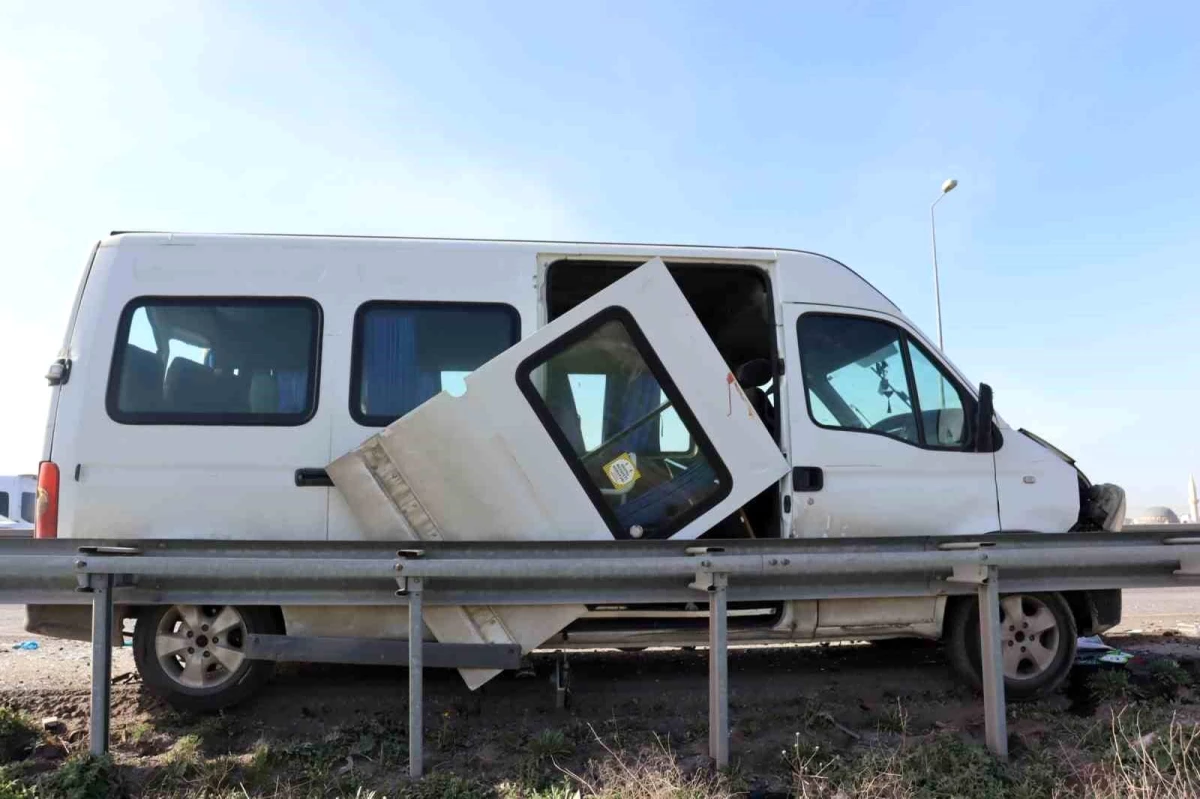 Kayseri\'de kamyonetin işçi servisine çarpması sonucu 1\'i ağır 10 kişi yaralandı