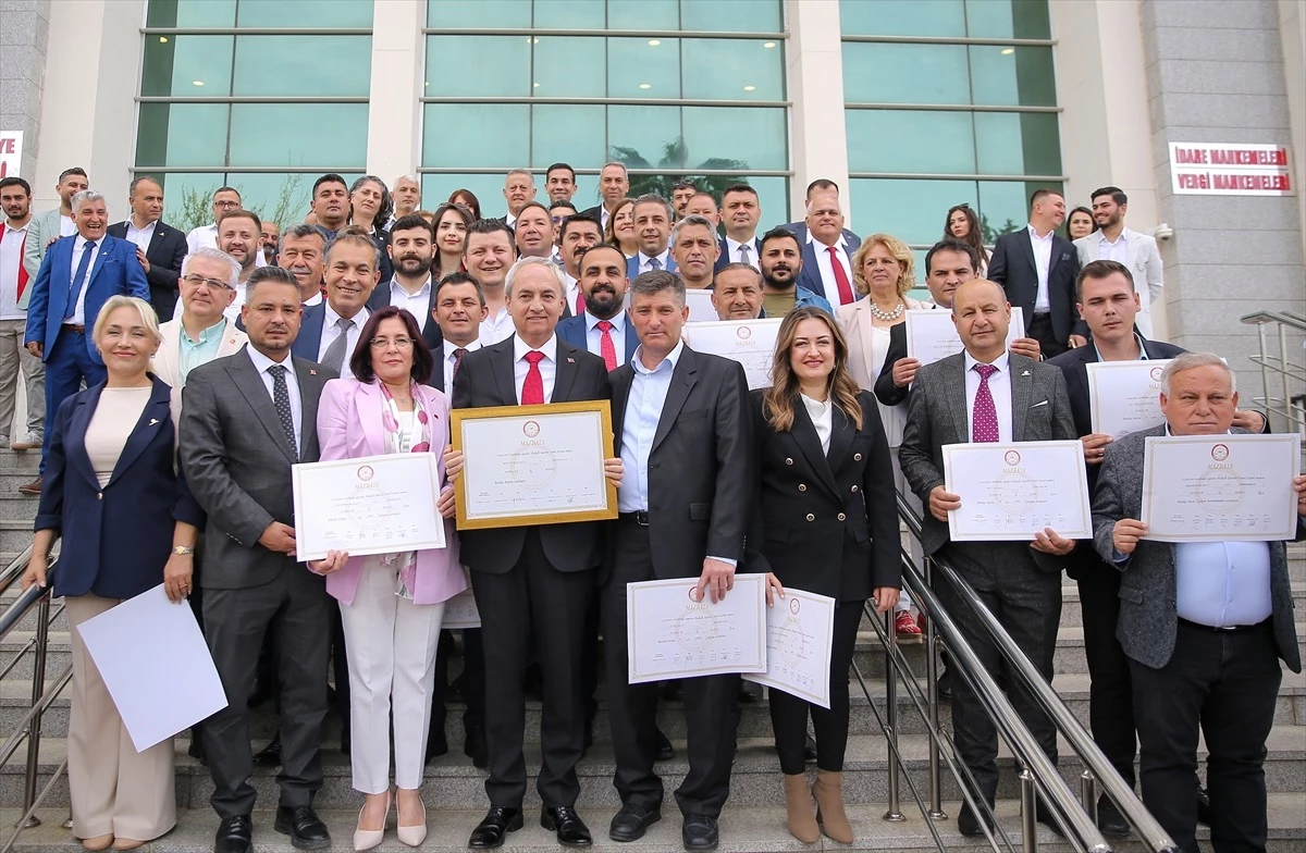 Kepez Belediye Başkanı Mesut Kocagöz ve CHP\'li Meclis Üyeleri Mazbatalarını Aldı