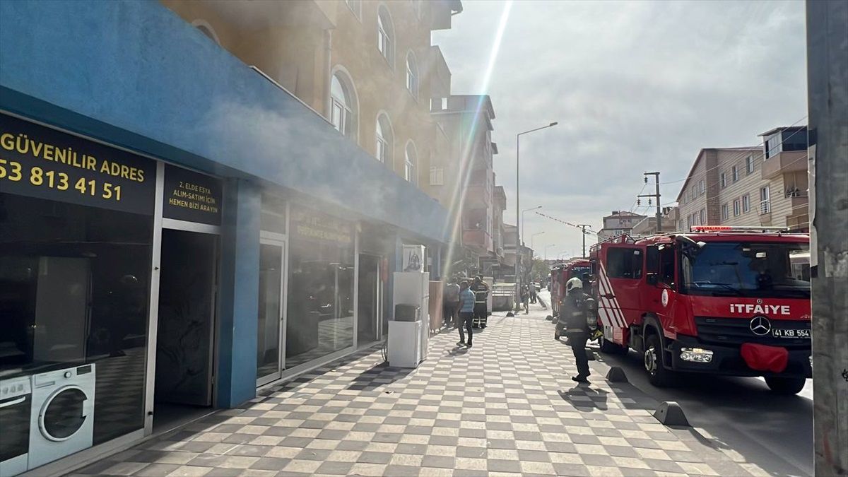 Kocaeli\'de İkinci El Eşya Dükkanında Yangın Çıktı