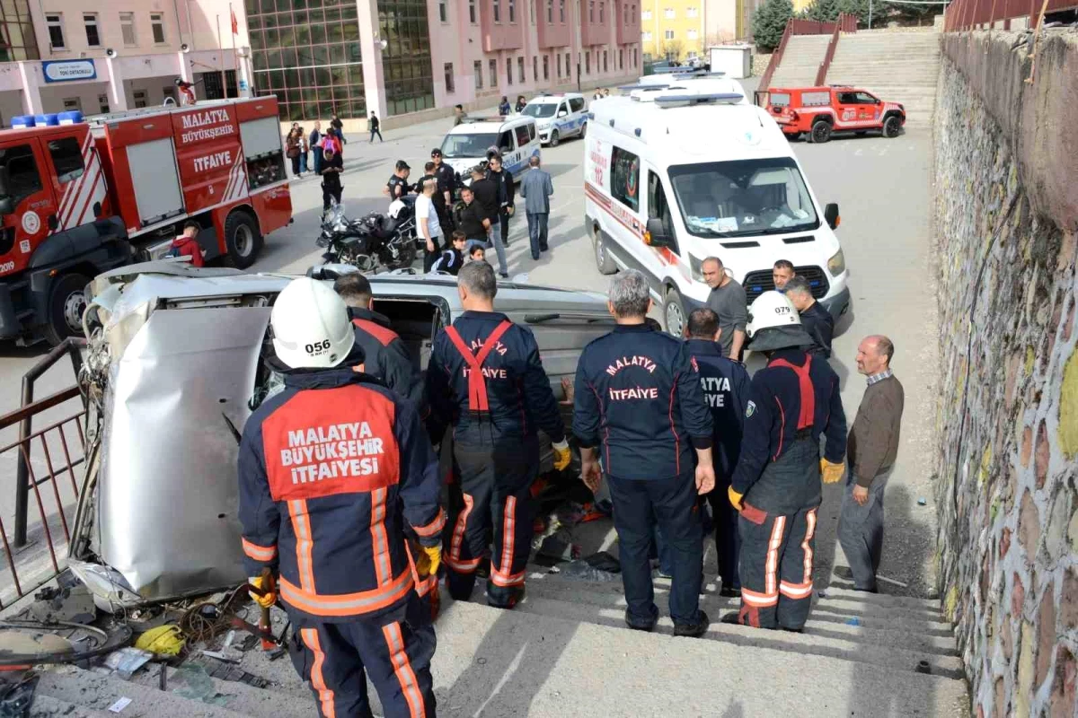 Malatya\'da hafif ticari araç okul bahçesine uçtu: 2 yaralı