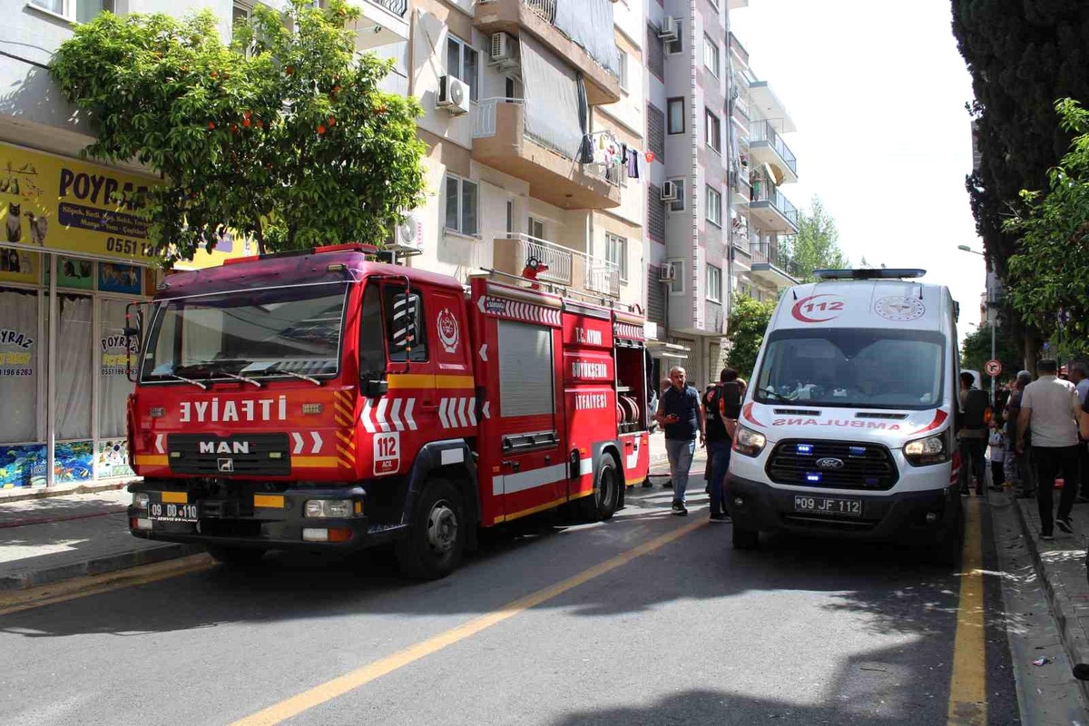 Aydın Efeler ilçesinde çocuğun çakmakla oynadığı yangında 4 kişi dumandan etkilendi