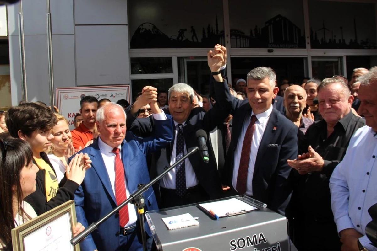 Soma Belediye Başkanı Sercan Okur, makam kapısını sökerek sözünü tuttu