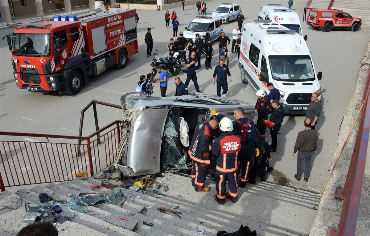 Malatya\'da istinat duvarına çarpan araç okul bahçesine düştü, sürücü yaralandı