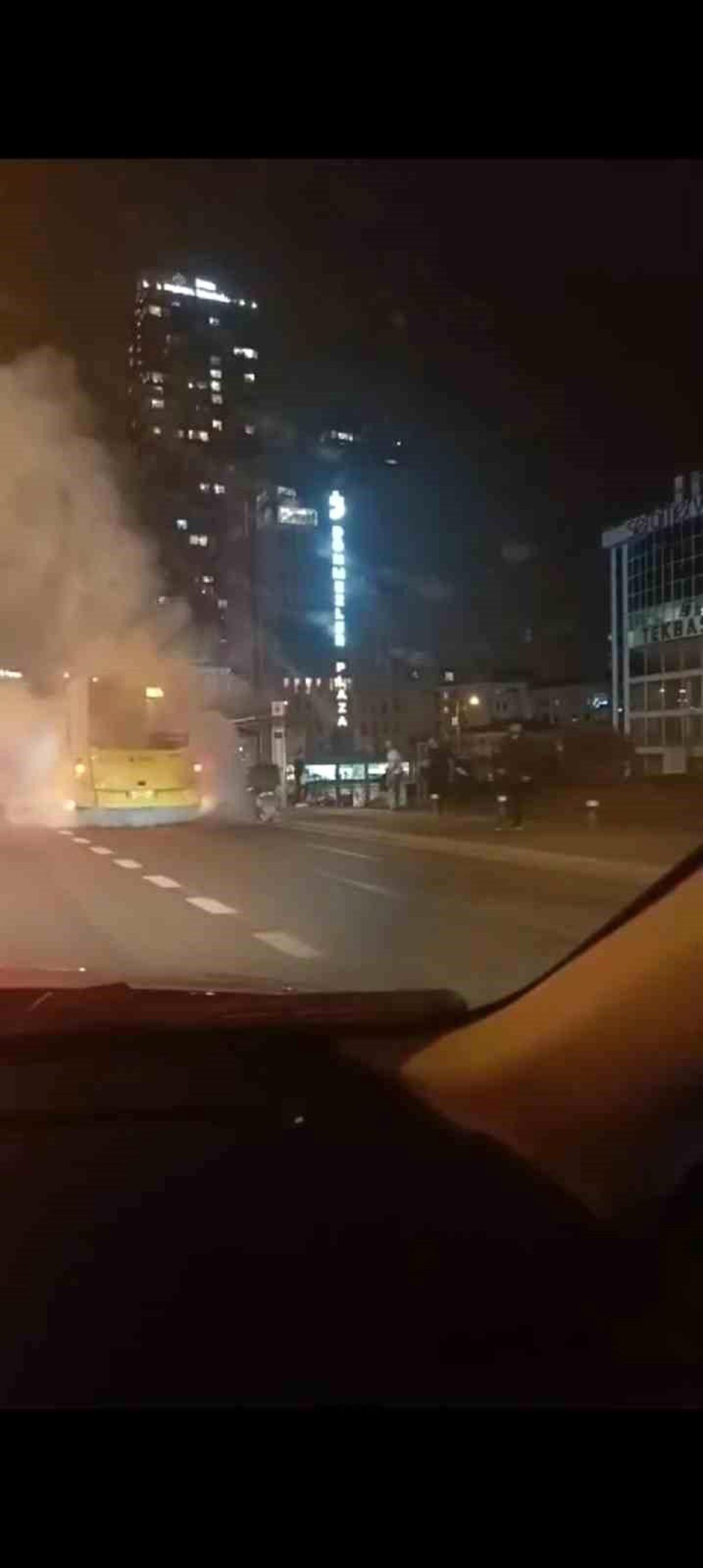 Maltepe\'de E5 Karayolu\'nda otobüsten dumanlar yükseldi