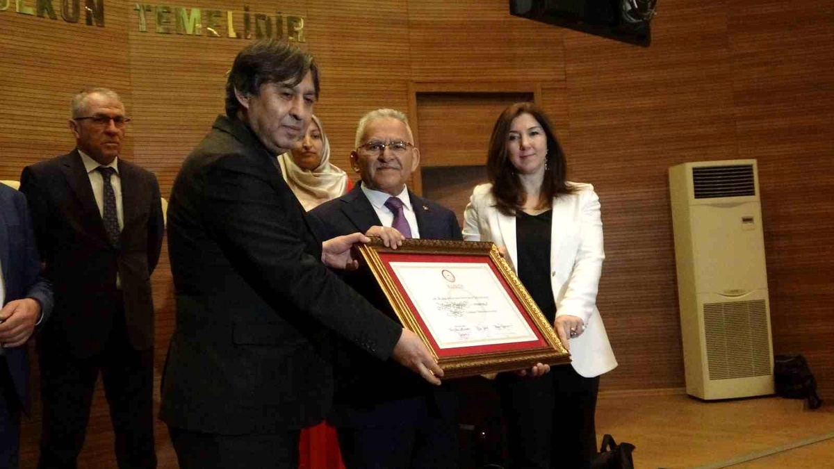 Memduh Büyükkılıç, mazbatasını aldı