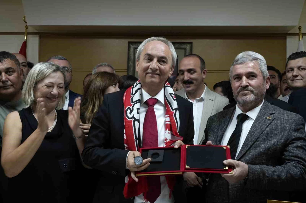 Kepez Belediye Başkanı Mesut Kocagöz Göreve Başladı