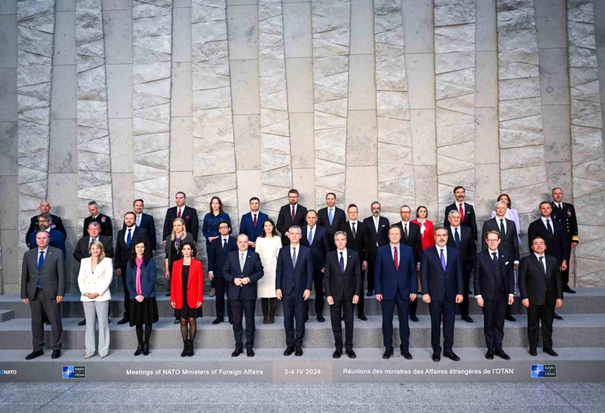 NATO Dışişleri Bakanları Brüksel\'de Aile Fotoğrafı Çektirdi