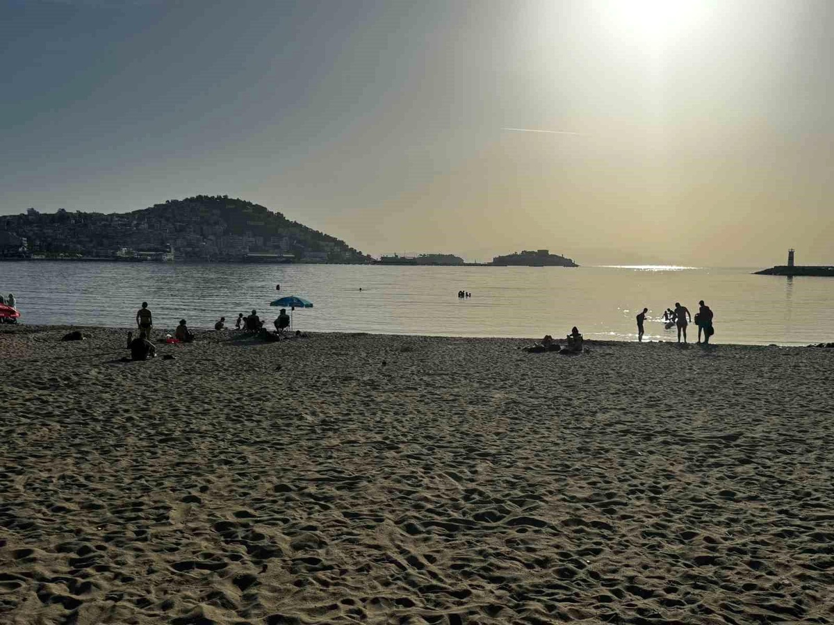 Kuşadası\'nda Hava Sıcaklıklarının Artmasıyla Vatandaşlar Denize Akın Etti