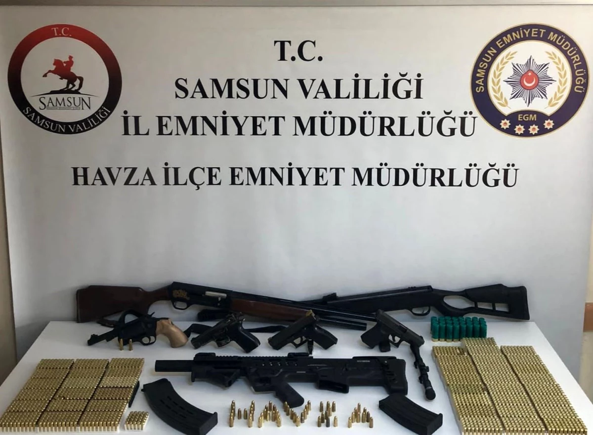 Samsun\'da oto galeride silah satışı yapıldığı bilgisi üzerine yapılan baskında 4 tabanca ve 4 tüfek ele geçirildi
