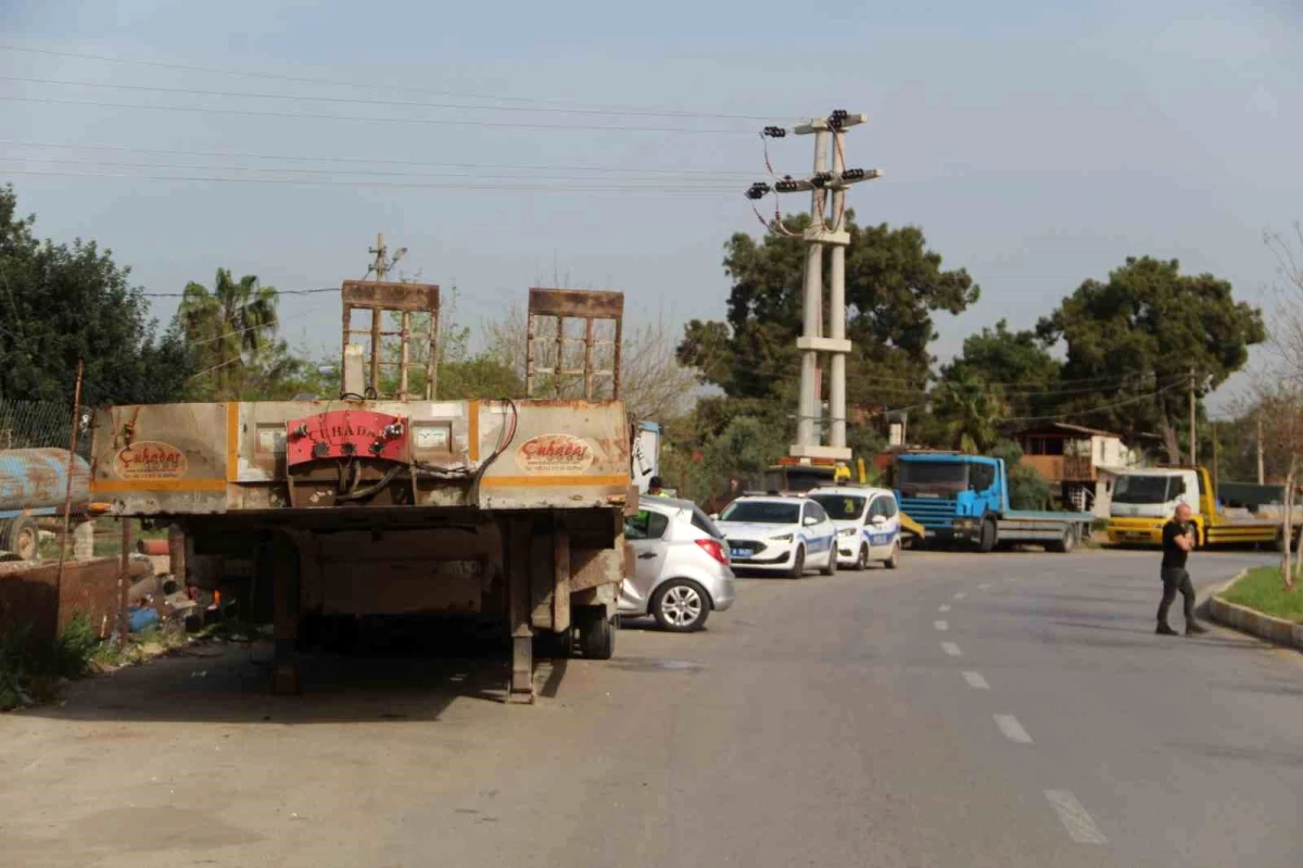 Antalya\'da Otomobil Lowbede Çarptı: Kadın Sürücü Ağır Yaralandı