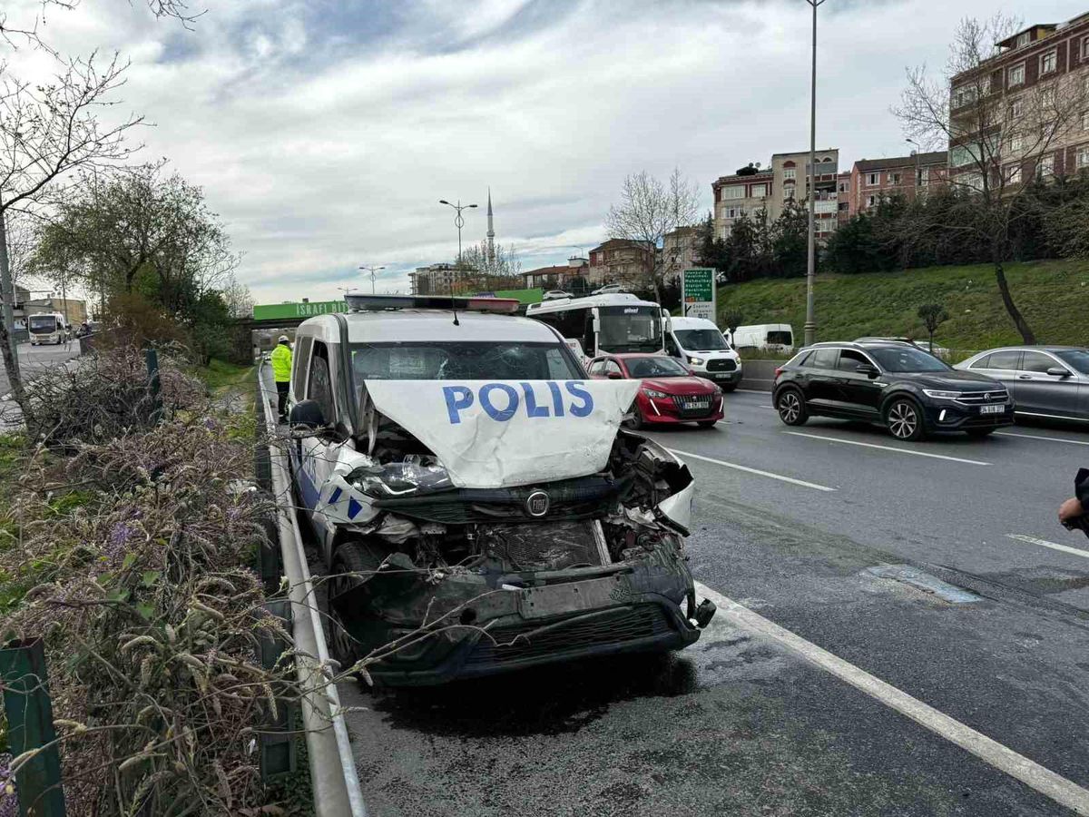 Esenler O-3 Tem Bağlantı Yolunda Polis Aracı ile Servis Minibüsünün Çarpıştığı Kazada 4 Kişi Yaralandı