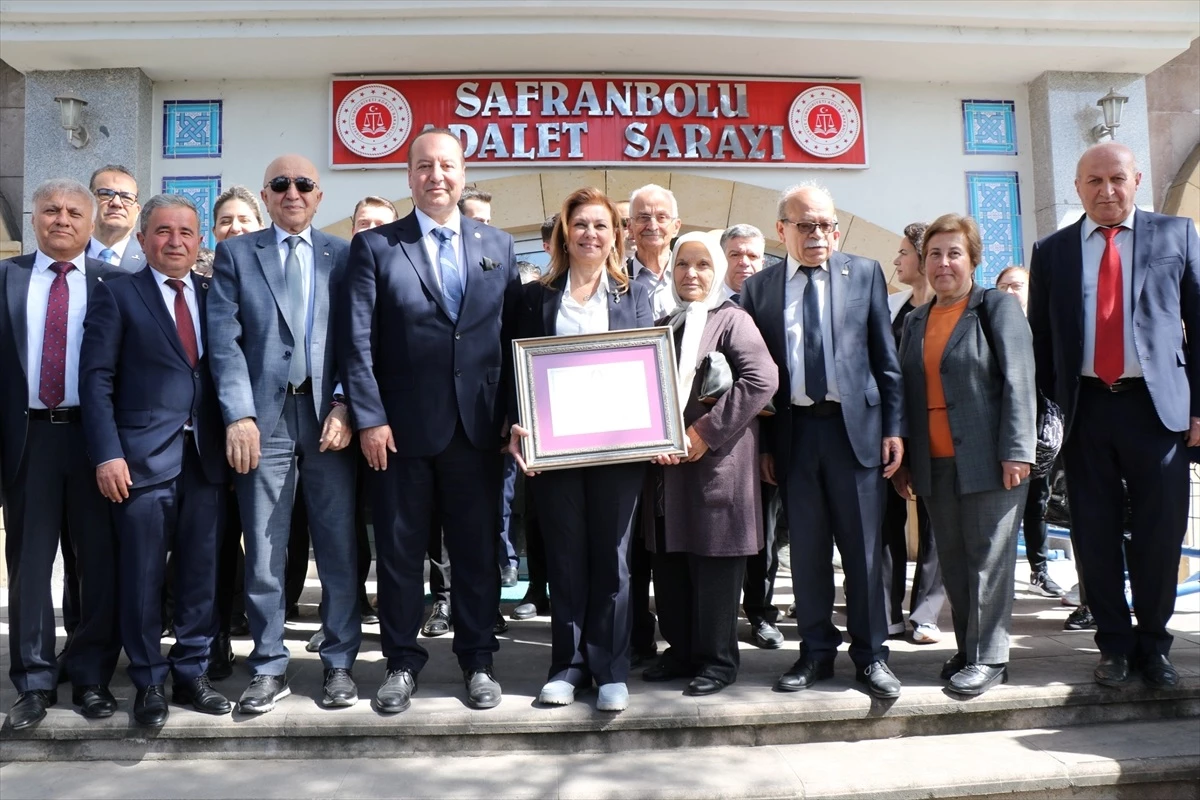 CHP\'den tekrar Safranbolu Belediye Başkanı seçilen Elif Köse mazbatasını aldı