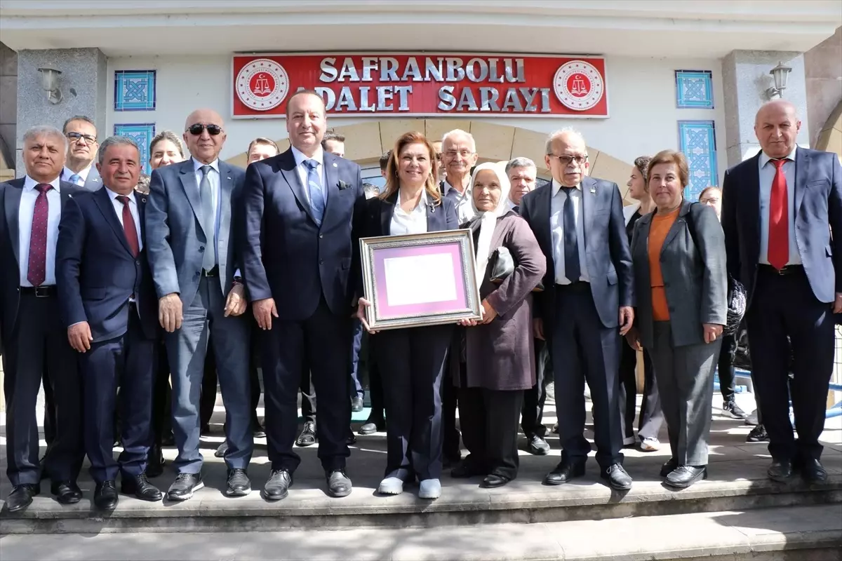 CHP\'den tekrar Safranbolu Belediye Başkanı seçilen Elif Köse mazbatasını aldı