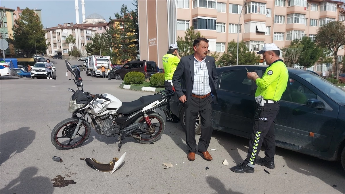 Safranbolu\'da Otomobil ile Motosiklet Çarpıştı: 2 Yaralı