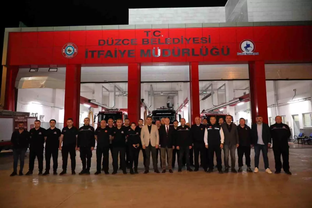 Vali Aslan ve Başkan Özlü, Düzce Belediyesi itfaiye erleriyle sahur yaptı