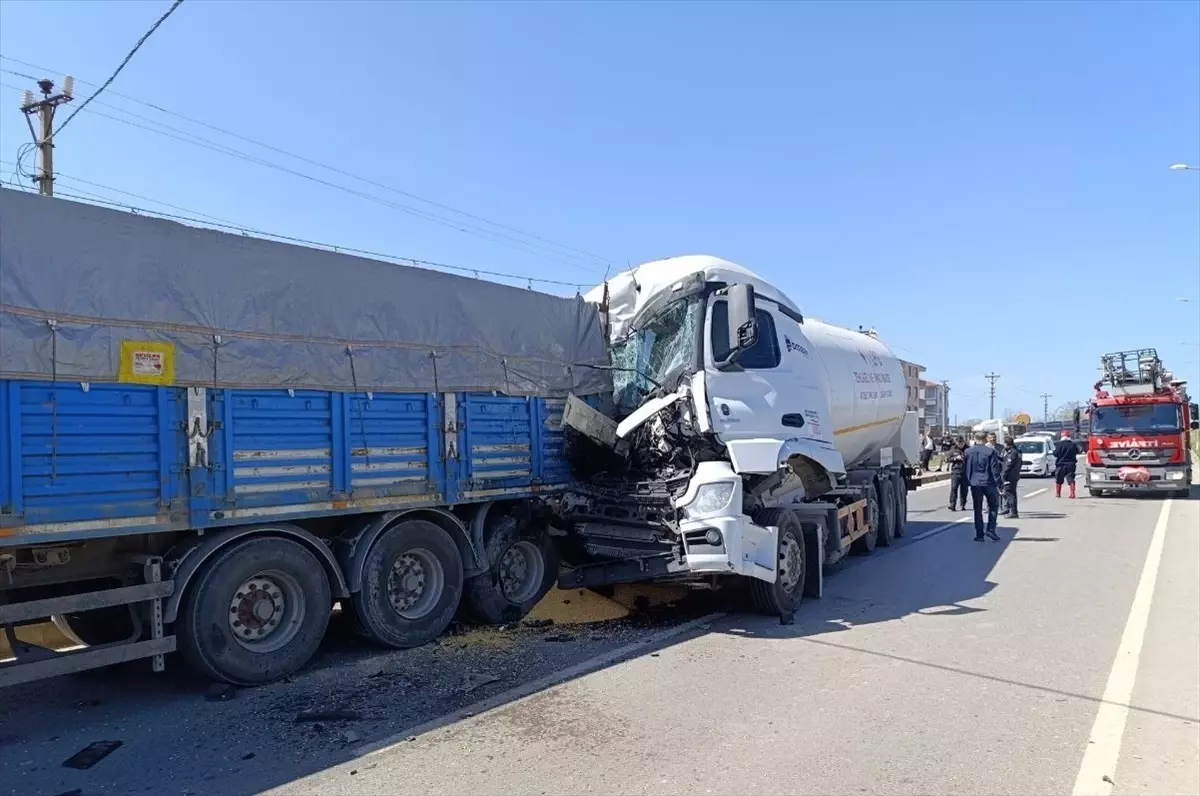 Sakarya\'da Tıra Arkadan Çarpan Tankerdeki Yolcu Hayatını Kaybetti