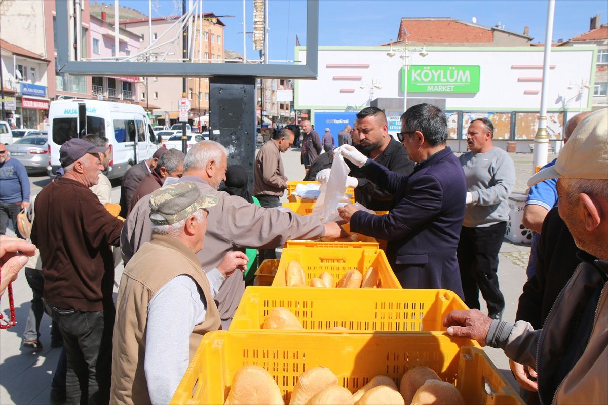 Şarkışla\'da Kalenin Uşağı Derneği tarafından ücretsiz ekmek dağıtılıyor