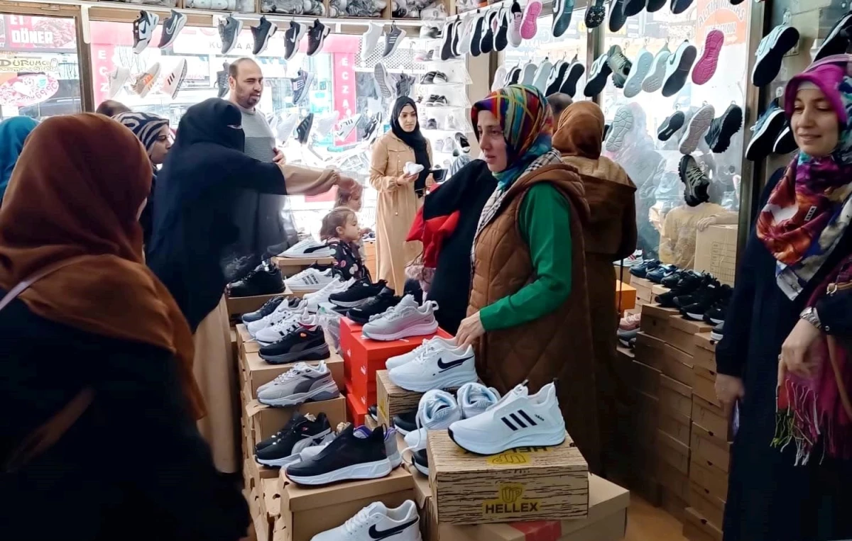 Simav ilçesinde Hayme Ana 4-6 Yaş Kur\'an Kursu öğreticileri tarafından 29 çocuğa bayramlık kıyafet ve ayakkabı alındı