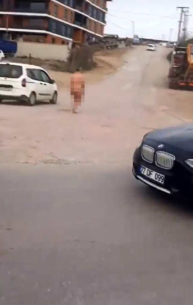 Çırılçıplak halde sokaklarda dolaştı Çırılçıplak halde sokaklarda dolaştı