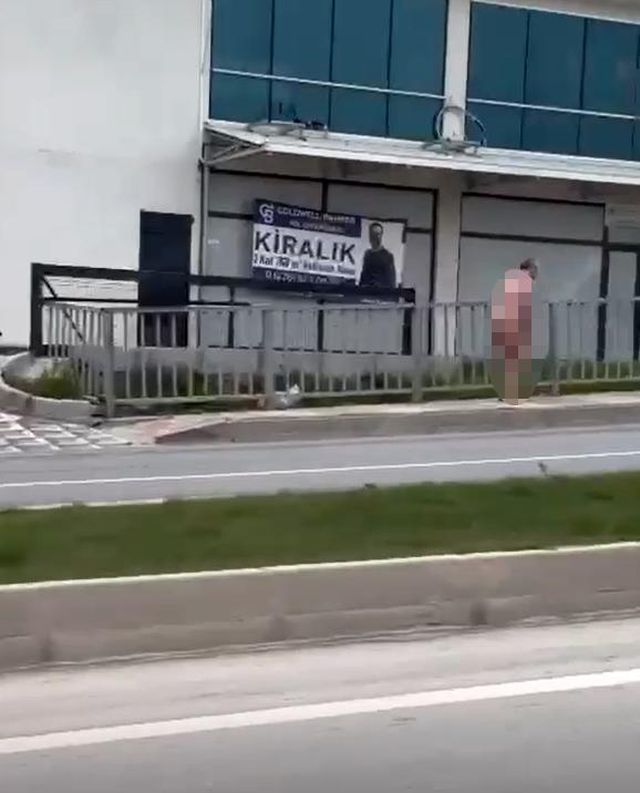 Çırılçıplak halde sokaklarda dolaştı Çırılçıplak halde sokaklarda dolaştı