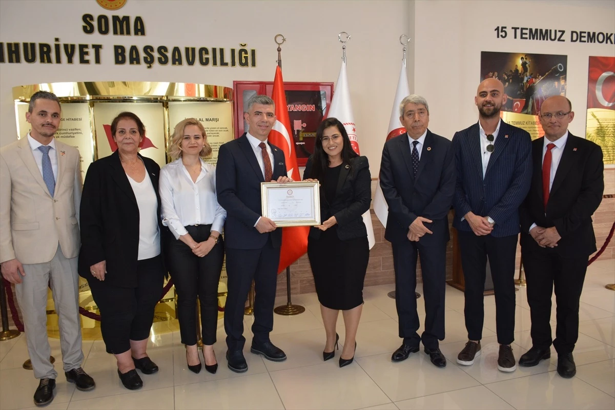 Soma\'da CHP\'den Belediye Başkanı seçilen Sercan Okur mazbatasını aldı