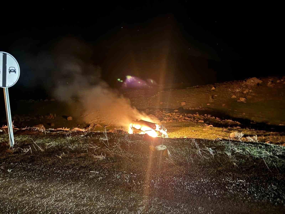 Muş\'ta takla atan otomobil alev aldı, 2 kişi zor kurtuldu