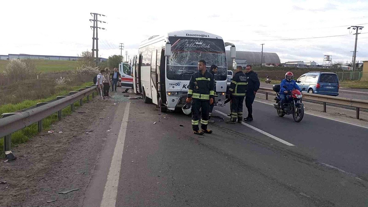 Tekirdağ\'da Servis Minibüsü Kazası: 16 Kişi Yaralandı