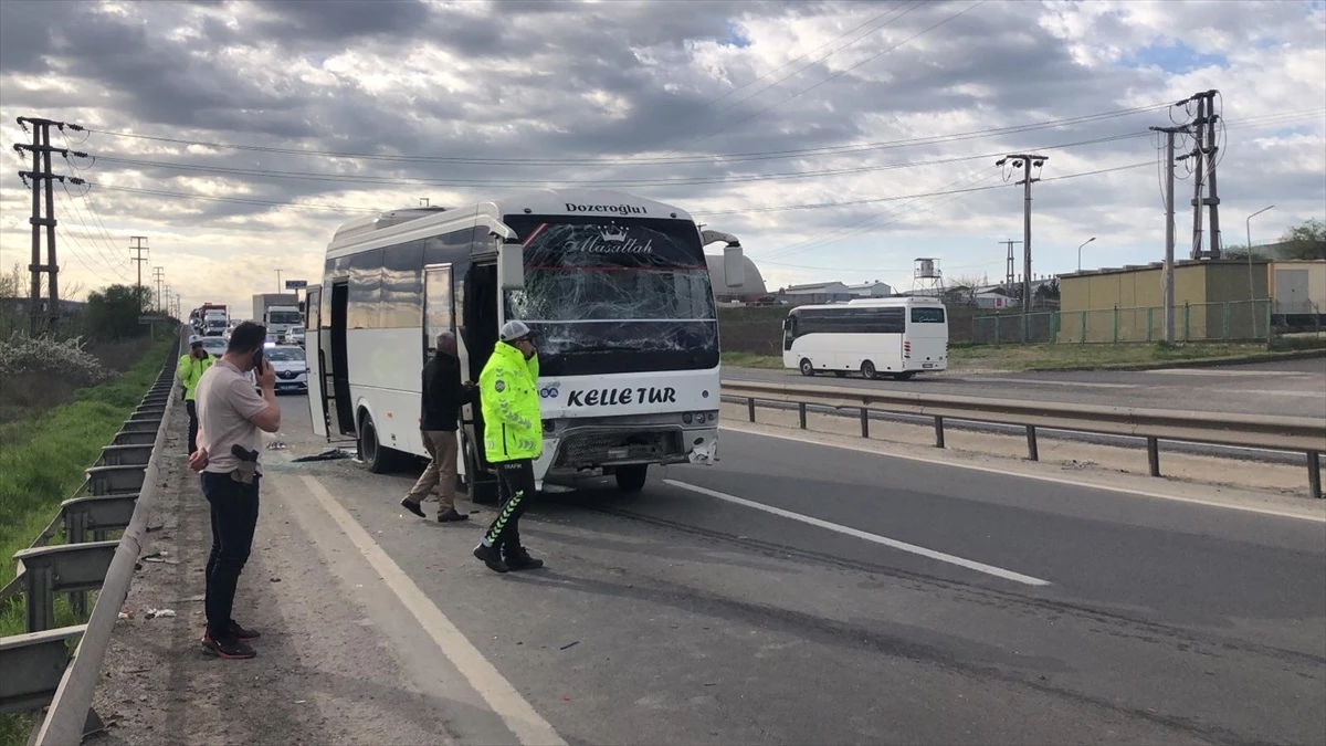 Tekirdağ\'da askeri personel servisi ile fabrika işçilerini taşıyan servis çarpıştı: 16 yaralı