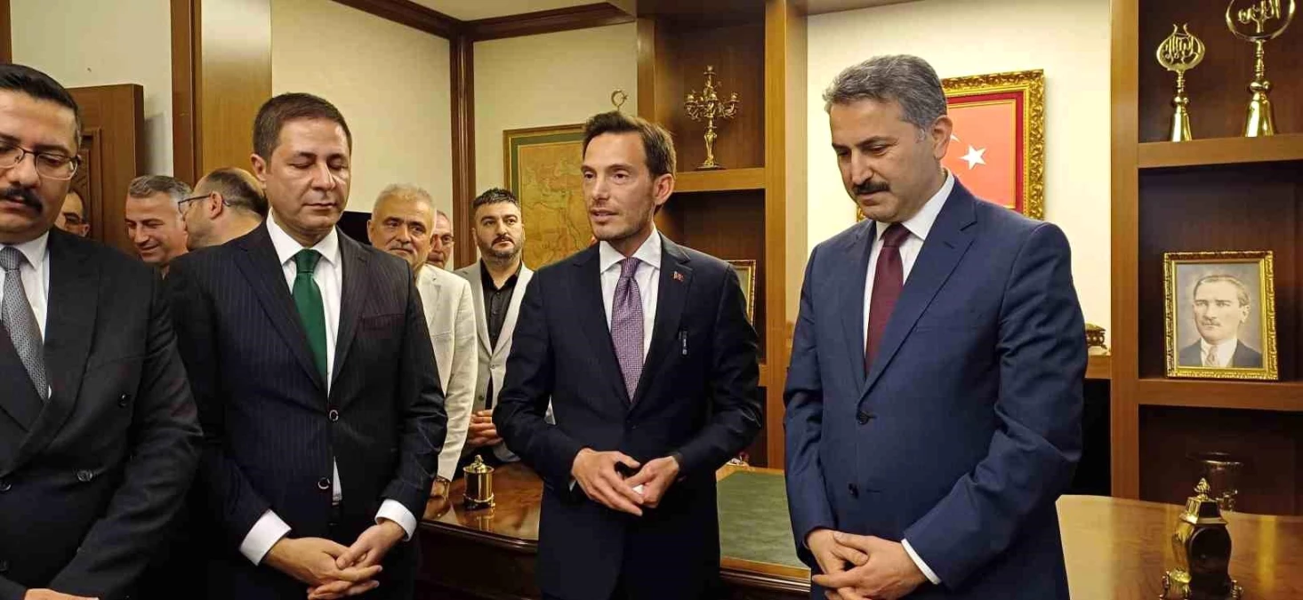 Tokat Belediye Başkanlığı seçimini kazanan Mehmet Kemal Yazıcıoğlu mazbatasını aldı