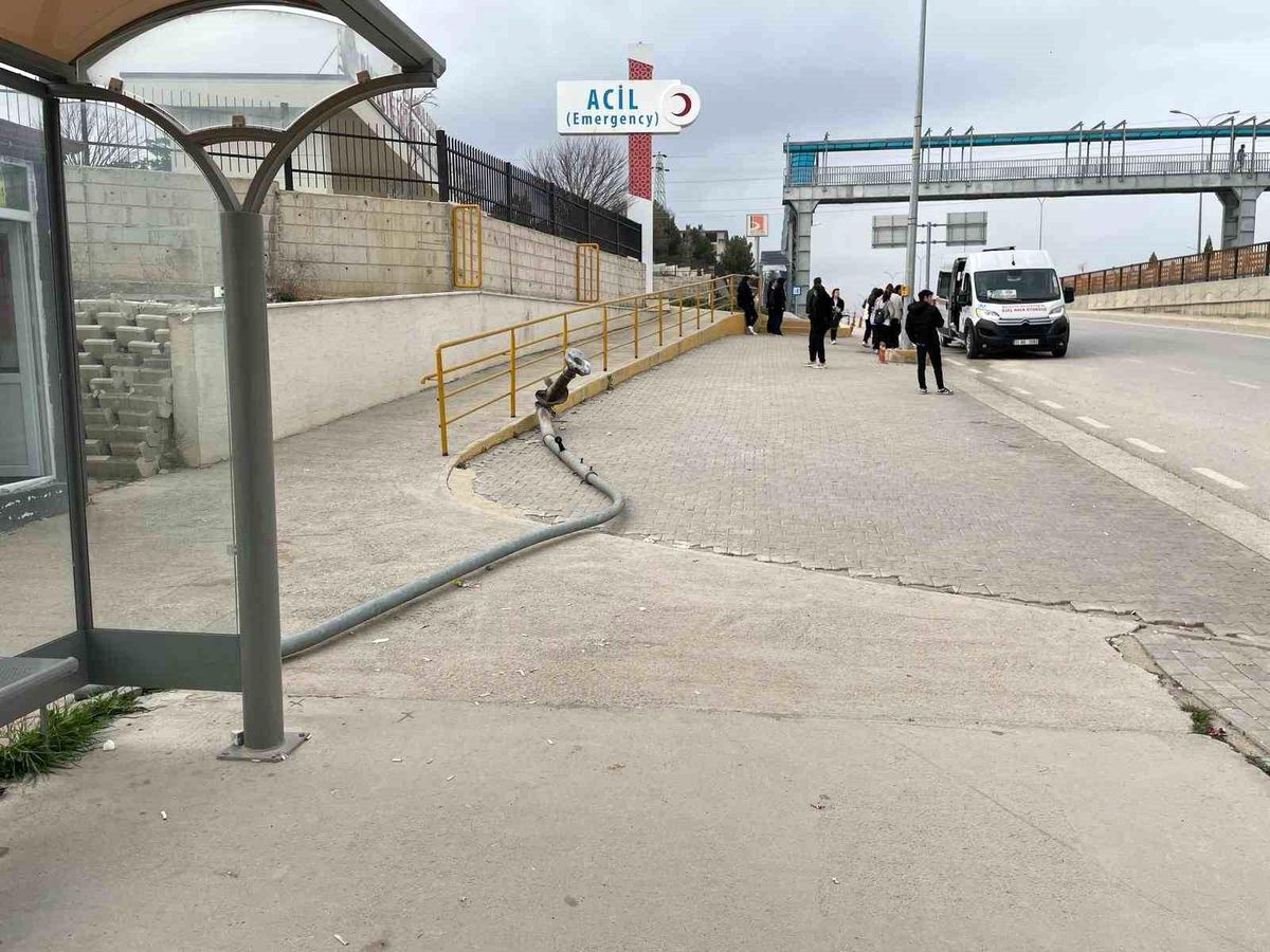 Bilecik\'te trafik kazasında devrilen sinyalizasyon direği tepkilere neden oldu
