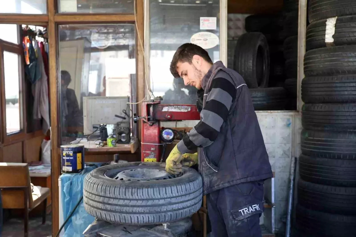 Kış Lastiği Uygulamasının Sona Ermesiyle Oto Lastikçilerde Yoğunluk Yaşanıyor