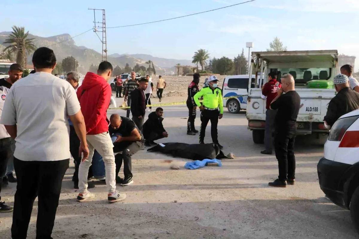 Hatay\'da trafik kazasında hayatını kaybeden yaşlı kadının eşi gözyaşlarına boğuldu