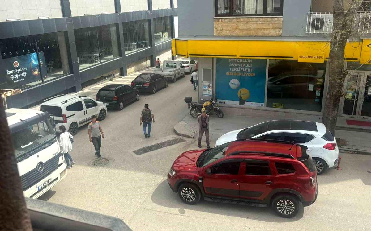 Bilecik\'te aracını yolun ortasına park eden sürücü tepkilere neden oldu