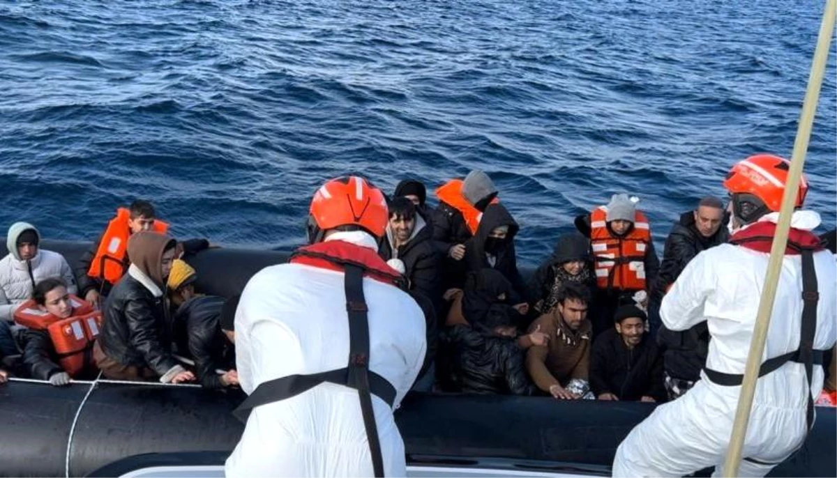 Aydın\'da Yunanistan tarafından geri itilen 66\'sı çocuk toplam 171 düzensiz göçmen kurtarıldı