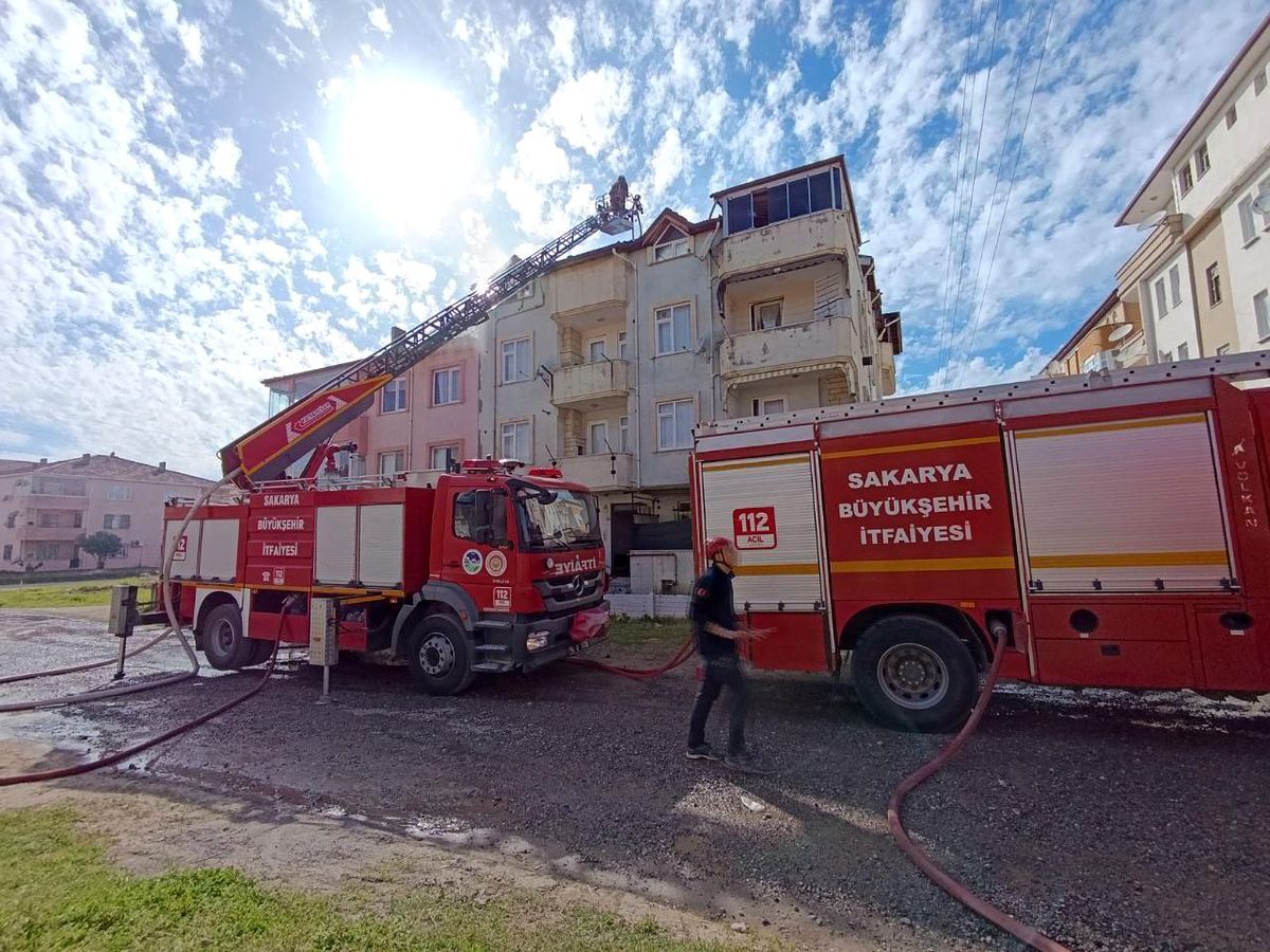 Sakarya\'da 3 Katlı Binanın Çatısında Yangın