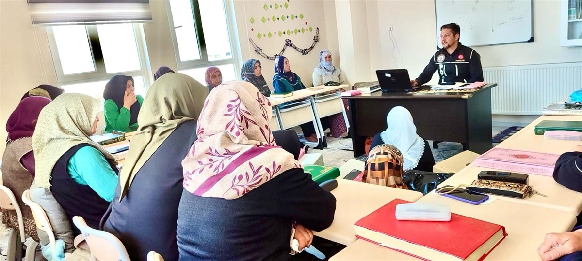 Adıyaman\'da \'En İyi Narkotik Polisi Anne\' Projesi Tanıtıldı