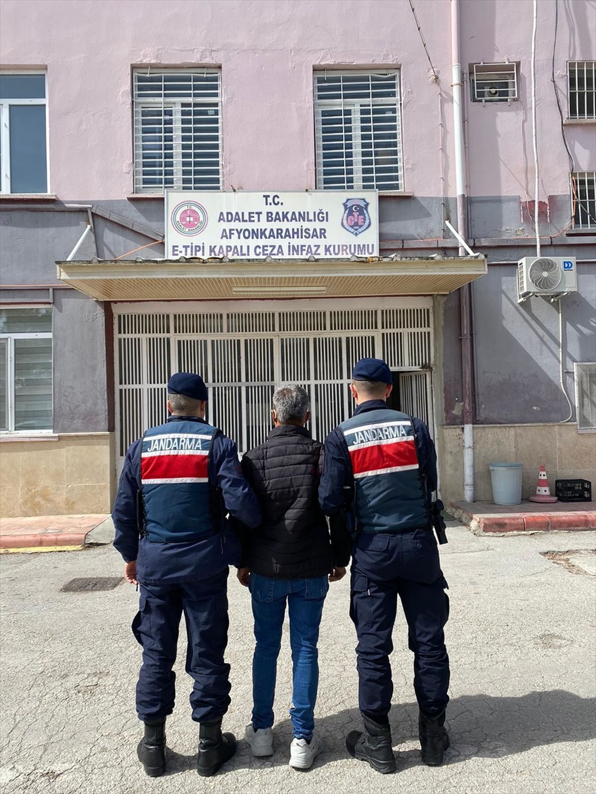 Afyonkarahisar\'da kesinleşmiş hapis cezası bulunan 2 hükümlü yakalandı