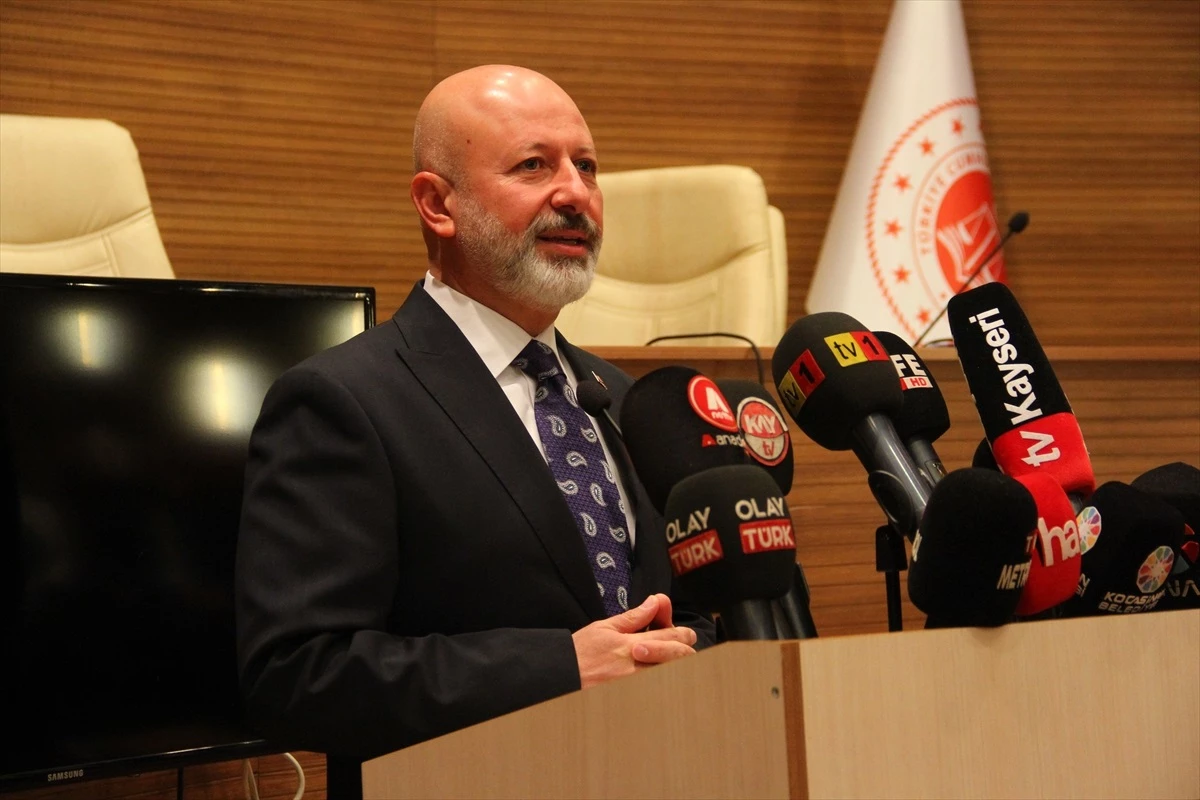 Kayseri\'de AK Parti\'den Belediye Başkanı Ahmet Çolakbayrakdar mazbatasını aldı