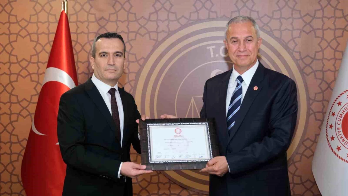Alanya Belediye Başkanı Osman Tarık Özçelik mazbatasını aldı
