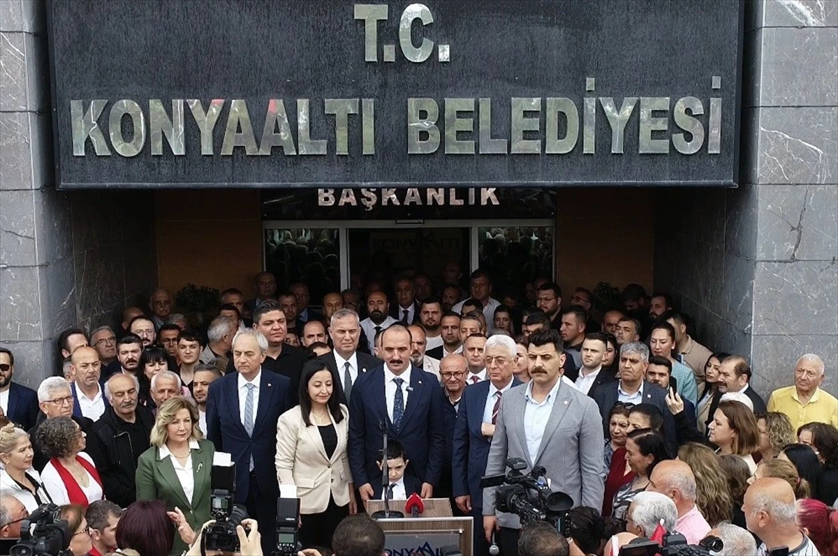 Antalya\'da CHP\'den seçilen belediye başkanları mazbatasını aldı