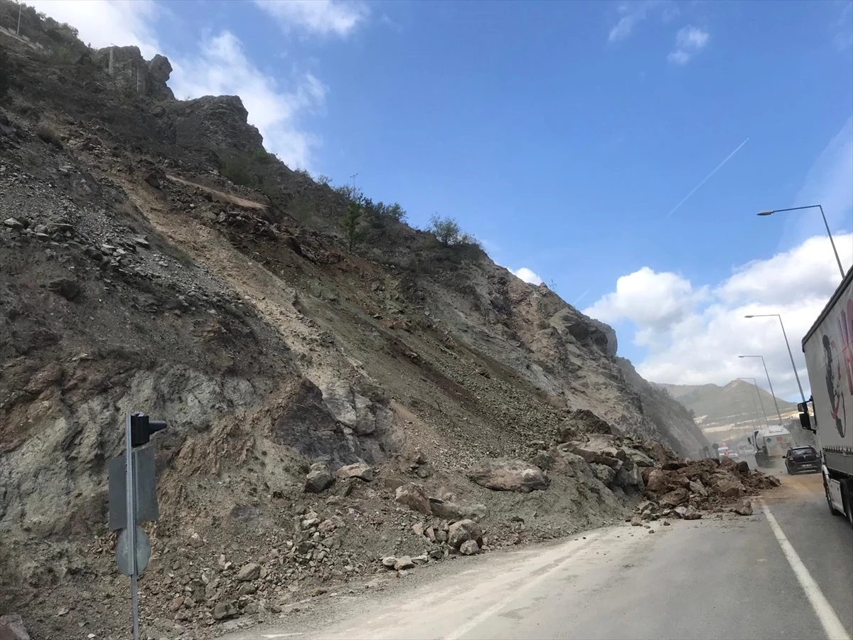 Artvin-Erzurum Karayolu\'nda Heyelan ve Kaya Düşmesi
